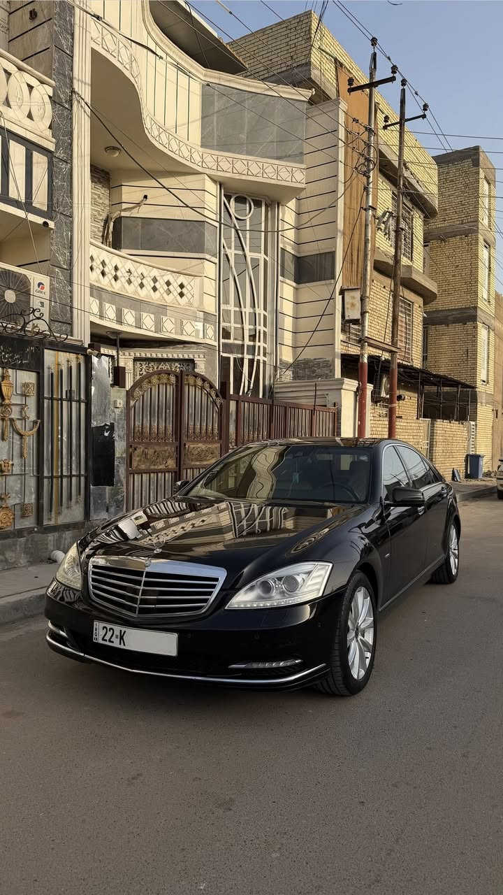 السلام عليكم للبيع فقط 
مارسدس موديل 2013 حجم 500 S 
مكفوله كفاله عامه بدون فتح بدون تبديل 
فول 1/1 باب طويل بانوراما كشنات تدفئه
كشنات تبريد بردات جلد كراسي كهرباء 
بعد على وضع الشركة جاهزه وجديده 
السعر 265 
العنوان بغداد بلديات 
الهاتف ***********
