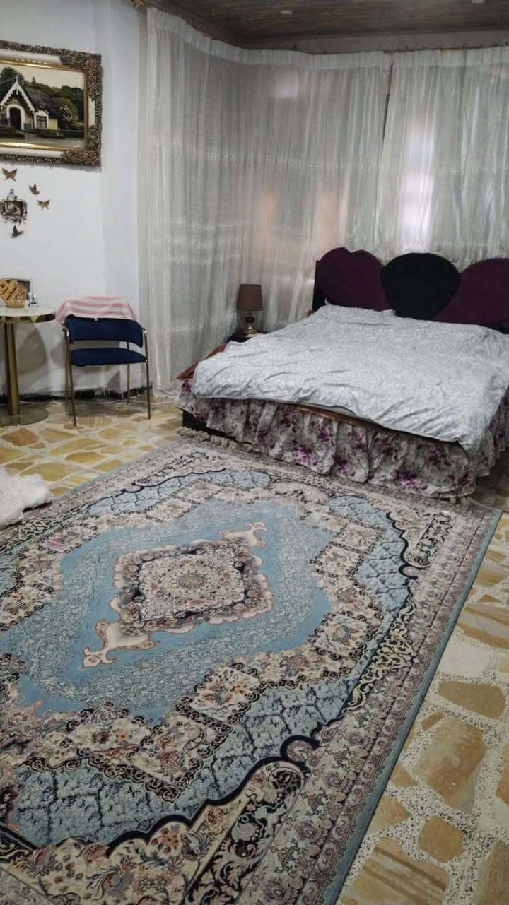 📍 العنوان: الثورة – شارع المفوضية
✨ منطقة راقية وهادئة

🔹 المساحة: 240 م²
🔹 الدار ركن على شارعين، عرض الشارع 10 أمتار.
🔹 البناء: طابوق، صب كونكريت، وبناء نظيف وجاهز للسكن.

الطابق الأول:

- صالة كبيرة.
- غرفة ضيوف (دونية).
- طارمة واسعة.
- حديقة.
- مطبخ كبير.
- غرفة.

الطابق الثاني:

- 3 غرف نوم.
- حمام داخلي.
- حمام خارجي.

الدار بموقع ممتاز، مناسب للعائلة، وقريب من جميع الخدمات.

📞 للاستفسار والمعاينة، يرجى التواصل على الخاص أو الاتصال.***********
