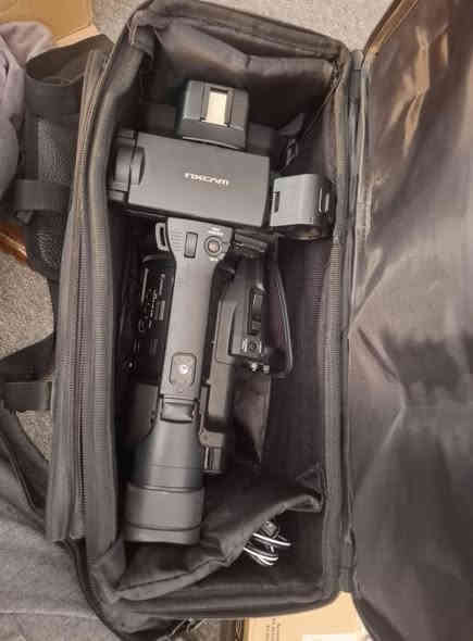 ✅ الموديل  Sony HXR-MC2500

🎥 أهم المواصفات الفنية للكاميرا Sony HXR-MC2500

🔹 المستشعر (Sensor)

نوع المستشعر: Exmor R CMOS

الحجم: 1/4 بوصة

أداء جيّد في الإضاءة المنخفضة مقارنةً بكاميرات الفئة نفسها.

🔹 العدسة (Lens)

تكبير بصري 15× (واضح على العدسة في صورك).

بعد بؤري: 29.8mm إلى 447mm (مكافئ 35mm).

فتحة عدسة: f/1.8 – f/3.4.

🔹 نظام التسجيل (Recording)

يسجّل فيديو بصيغة AVCHD 2.0.

دقة التصوير:

1920×1080 (Full HD) بمعدل 50p / 50i.

1280×720 حسب الإعدادات.

وسائط التخزين:

ذاكرة داخلية 32GB.

منفذ بطاقة SD/SDHC/SDXC.

🔹 الصوت (Audio)

مدخل مايكروفون XLR احترافي (غالبًا يكون في النسخة الكاملة مع حامل المايك).

تسجيل صوت Dolby Digital.

تحكم يدوي بمستوى الصوت (واضح على لوحة التحكم في الصور).

🔹 الشاشة والبحث (Viewfinder & LCD)

شاشة قابلة للطي بحجم 3.0 بوصة.

منظار إلكتروني EVF قابل للتعديل.

🔹 مميزات أخرى

مثبت بصري Optical SteadyShot.

خيار NightShot للتصوير الليلي بالأشعة تحت الحمراء.

بطاريات كبيرة من نوع NP-F (الصور تظهر عدة بطاريات وشاحن Sony أصلي).

📦 الملحقات 

2 بطاريات Sony NP-F.

شاحن أصلي مزدوج.
حقيبة sony أصلية .

شاشة الكاميرا مفتوحة.

حامل كتف مدمج (Shoulder Mount Style).

✅ مزاياها للاستخدام الإعلامي / الصحفي

1. جودة فيديو عالية:

تسجّل بدقة Full HD (1080p) بصيغة AVCHD، وهي مناسبة للتغطيات الإخبارية والفيديو الصحفي. 

2. أداء جيد في الإضاءة المنخفضة:

المستشعر Exmor R يمكنه العمل عند إضاءة منخفضة (حتى 0.8 لوكس في وضع SD) حسب المواصفات. 

يوجد ضوء LED مدمج في الكاميرا، ما يساعد عند التصوير في أماكن مظلمة. 

3. استقرار التصوير:

تصميم الكتف (shoulder-mount) يمنح استقرارًا جيدًا للتصوير اليدوي، وهو مهم جدًا عند تغطية أحداث ميدانية، مؤتمرات، أو مقابلات. 

4. صوت احترافي:

التحكم اليدوي في الصوت موجود (كما رأينا في مواصفاتها)، ويمكن استخدام مايكروفونات احترافية (XLR في بعض نسخ الكاميرا) — مهم جدًا للتسجيل الصحفي حيث جودة الصوت ضرورة.

بعض العروض تتضمن مايكروفون مثل Audio-Technica مرفق. 

5. ارتباط لاسلكي وتحكم:

تدعم Wi-Fi للتحكم عن بعد أو المراقبة. 

6. ذاكرة داخلية + بطاقات خارجية:

تحتوي على ذاكرة داخلية (حسب بعض المصادر)، بالإضافة إلى إمكانية استخدام بطاقات SD لتخزين إضافي.
مخصصة للعاملين في:
مجال الإعلام والصحافة 

تصوير الأعراس

الفيديو الوثائقي

تغطية الفعاليات

تسجيل الخطب والمحاضرات
السعر  مليون وخمسمائة ألف دينار كاميرا جديدة غير مستخدمة
الإتصال على الوتساب *********** أو وتساب *********** العنوان كربلاء المقدسة شارع أبو طالب .
