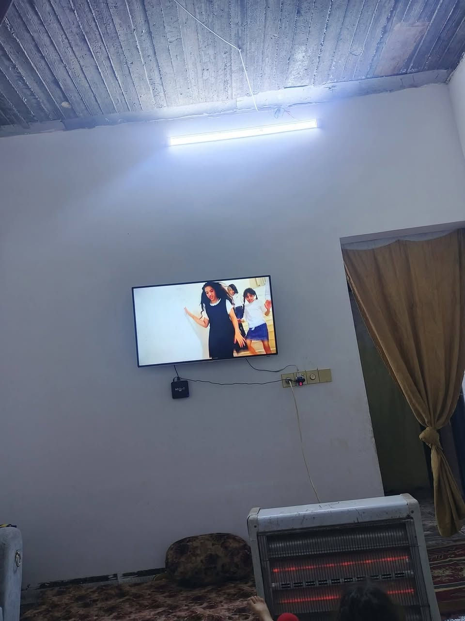 دار للبيع 100م مربع بي نواقص بس بيبان داخليه اوسقف ثانوي غرفتين نوم واستقبال عنوان حولي حي العسكري الزراعي قرب جسر ليلان رابع فرع من الشارع العام
سعر 38 اوبي مجال 
***********
