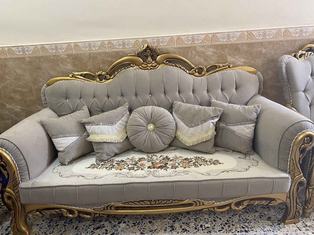 اثاث إستقبال تخم تركي عشر نفرات مع زولية 3x4مع
بردة مع ساعة


**إذا كنت صاحب هذا الإعلان وتريد حذفه لأي سبب، رجاءا أرسل رسالة إلى الدعم الفني**