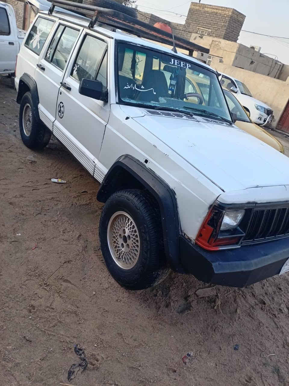 سلام عليكم جيب للبيع موديل 92 مكفول من العيب شرعي رقم قادسيه مشروع وطني سياره جاهزه مال بيت محور اكسل ومحرك وكير 250 كارتون سعر 43 وبيه مجال قليل العنوان ناصريه المركز ***********
