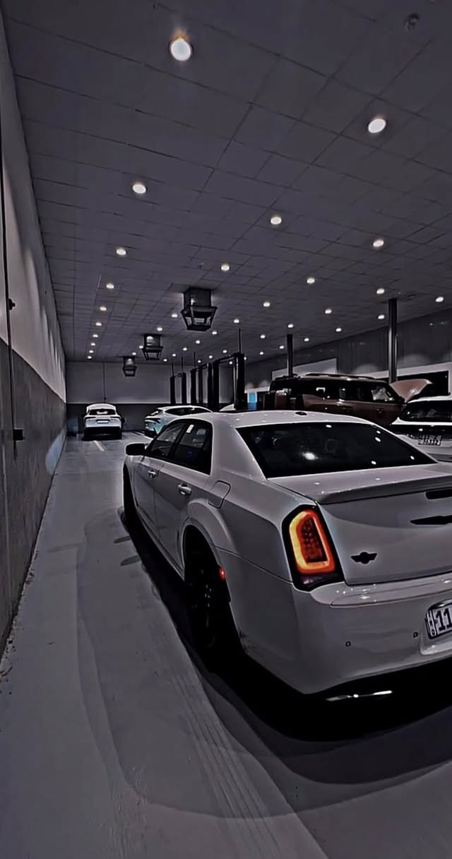 سلام عليكم  كرايسلر  اوباما 300S
الموديل :2023  . (خليجي) . 

العداد : 39 الف كيلو 

(سياره وكاله هارلم ام ضمان 📍)

المحرك : V6 . 3.6L . 
مرقم بغداد كامل بسمي تحويل ثاني يوم 

(السياره بيه  نص دعاميه خلفيه صبغ)

سياره جديده مابيه اي نقص 

الموصفات 

 فول الفول 1/1 

المواصفات :

ردار امامي 

ردار جانبي 

* الواجهة الأمامية SRT. 

* پانوراما . 

* رادار مع مانع تصادم . 

* نقطة عمياء . 

* حساسات امامية . 

* مصابيح امامية زنون مع LED . 

* ويل قياس 20 أنج . 

* حساسات خلفية . 

* شاشه كبيرة مع نظام ملاحة نفكيشن GPS .

* سستم صوت الپاين مع سماعات بريميوم .

* مقصورة الركاب من الجلد الفاخر .  

* مقاعد أمامية كهربائية عدد 2 . 

* ذاكرة لحفظ وضعيات الجلوس (ميموري) . 

* مقاعد أمامية تبريد وتدفئة . 

* مقاعد خلفية تدفئة . 

* تشغيل عن بعد . 

* ستيرن كهربائي . 

* تدفئة ستيرن . 

* محدد سرعة . 

* تلفون بلوتوث . 

* كاميرا خلفية .

* مرايا متحسسة للاضاءة العالية .

* كير شفتر بالستيرن . 

* دخول ذكي (بصمة) 

(للاستفسار اكثر ***********
