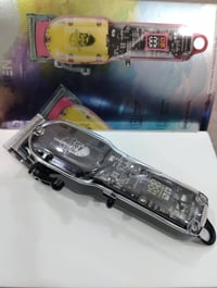 مكينة حلاقة بهذا الشكل مع الملحقات   07724493453