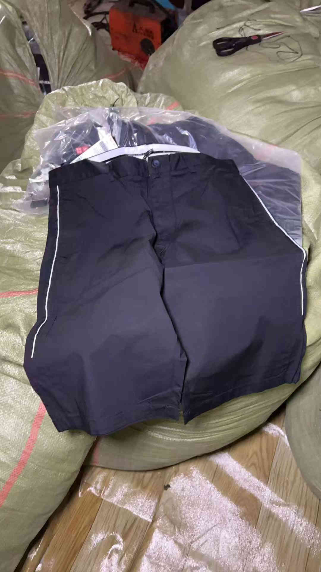 السلام عليكم 
عندي طن واحد ملابس جاي من الصين 
10ايام يوصل ان شاء الله 
ملابس رجالية جديدة (غير مستخدمة)
تحتوي على مخلوط
جاكيت/قمصلة
تيشيرت 
سويتر
بنطلون 
بلوز 
شورت
قميص من النوع الثقيل 
(ملاحظة)
ابيع الكمية كاملة 
الملابس كلها من الدرجة الأولى 
(رجالي رجالي رجالي)
الي مهتم يتصل او يراسل واتساب 
***********
