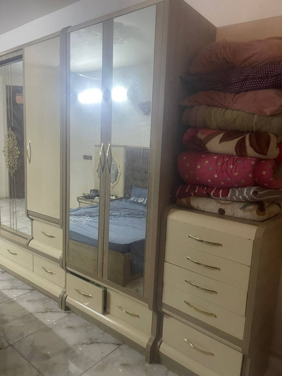 السلام عليكم غرفه تركي عشر قطع ثكيله اصليه اخذتها ب مليونين رايدها ب 800 ومجال قليل مكاني بغداد البلديات رقم  ***********
