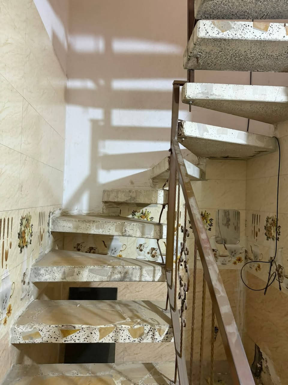 مشتمل للاجار الشعب شارع الصحه قرب جامع المبركع
البيت مدخلين استقبال وخدمات ومطبخ  وثلاث غرف نوم 

معروض بمكتب الكناني ***********/// السعر ٤٥٠ بي مجال
