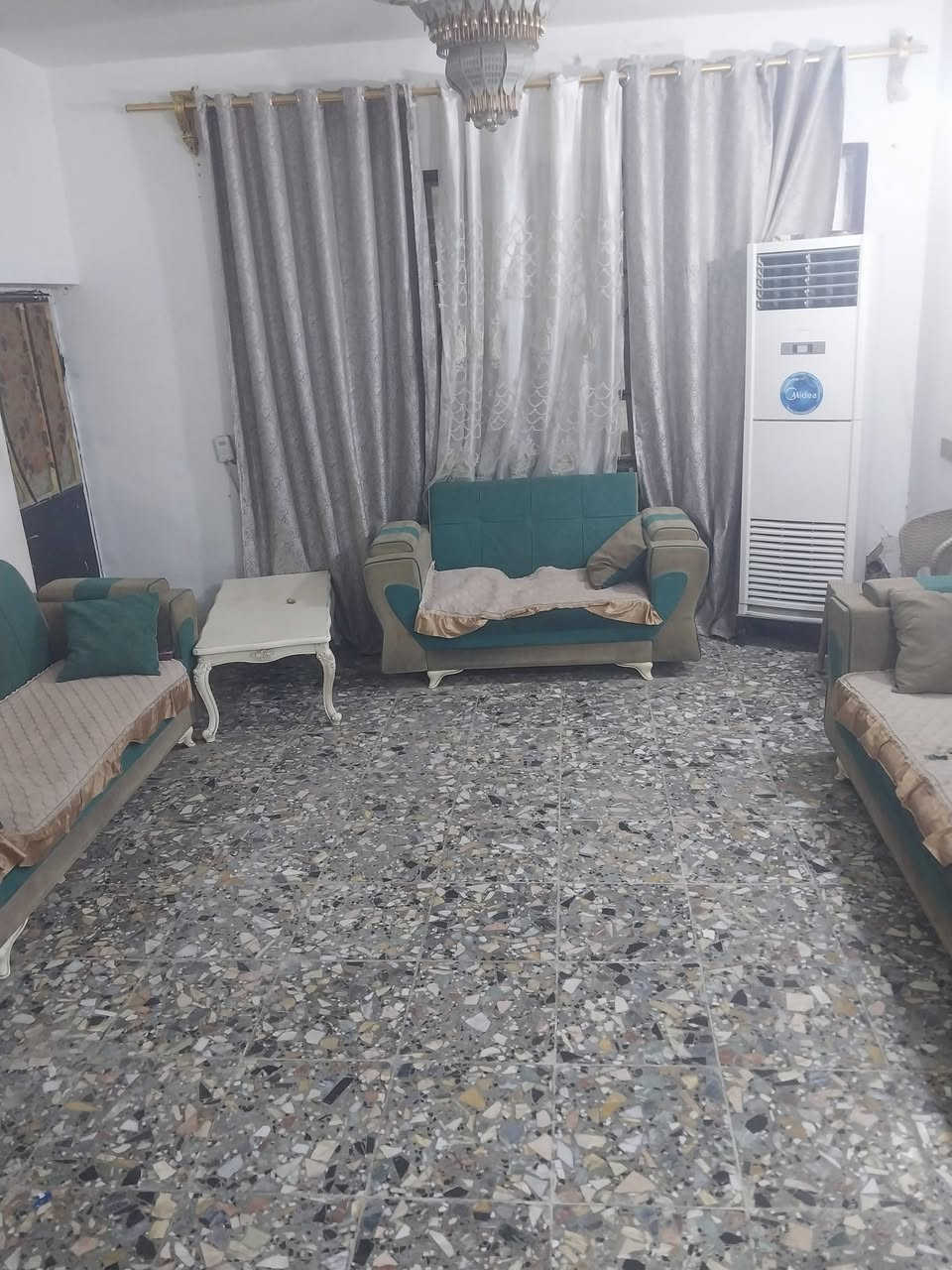 السلام عليكم
دار للبيع المساحه ٢٠٠م 
يحتوي على استقبال وصاله كبيره وثنين غرف نوم  وكراج كبير العنوان: الكرغوليه السايد الواحد قرب صيدلية احمد 
للاستفسار اتصال على الرقم : 
***********
