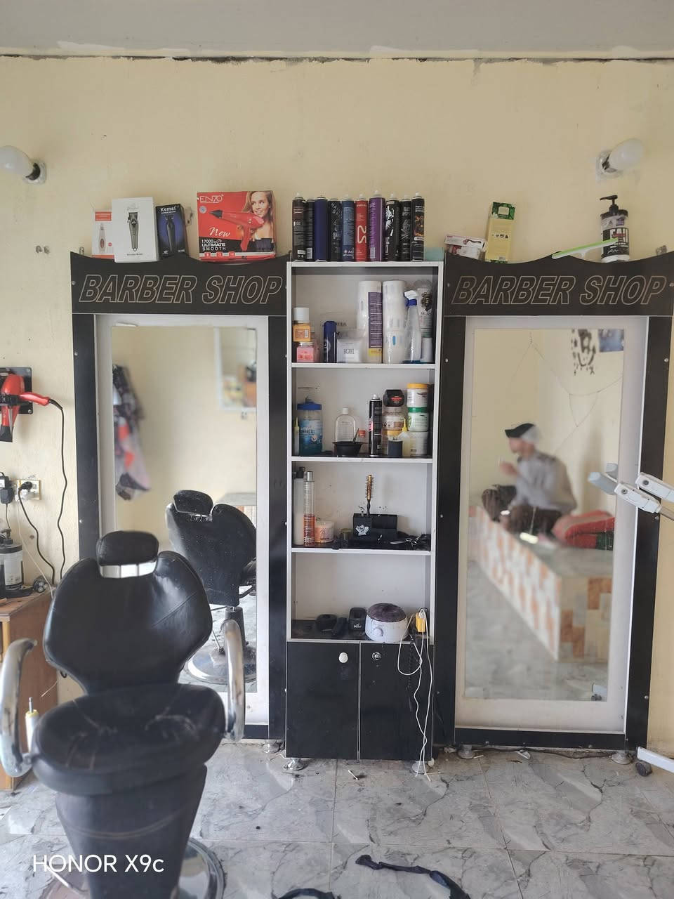 سلام عليكم غراض حلاقه كامله للبيع
***********بي واتساب
