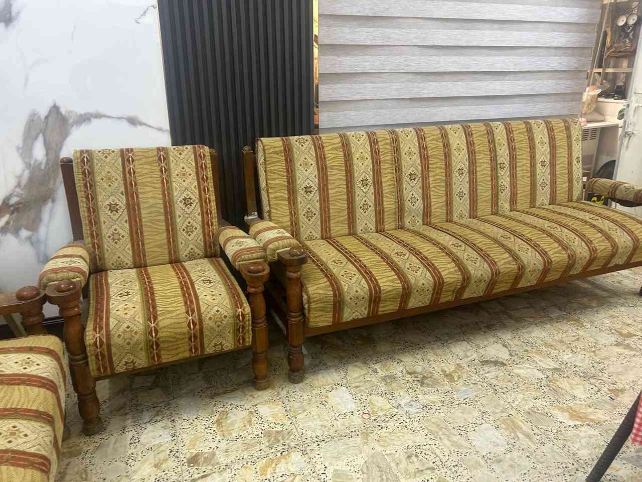 السلام عليكم
تخم صاج
عدد المقاعد الكلي 12 قنفتين اكبار و 4 ام النفر

مكاني بغداد الغزالية
السعر 250 بيه مجال بسيط حك الجية

الرقم
***********
