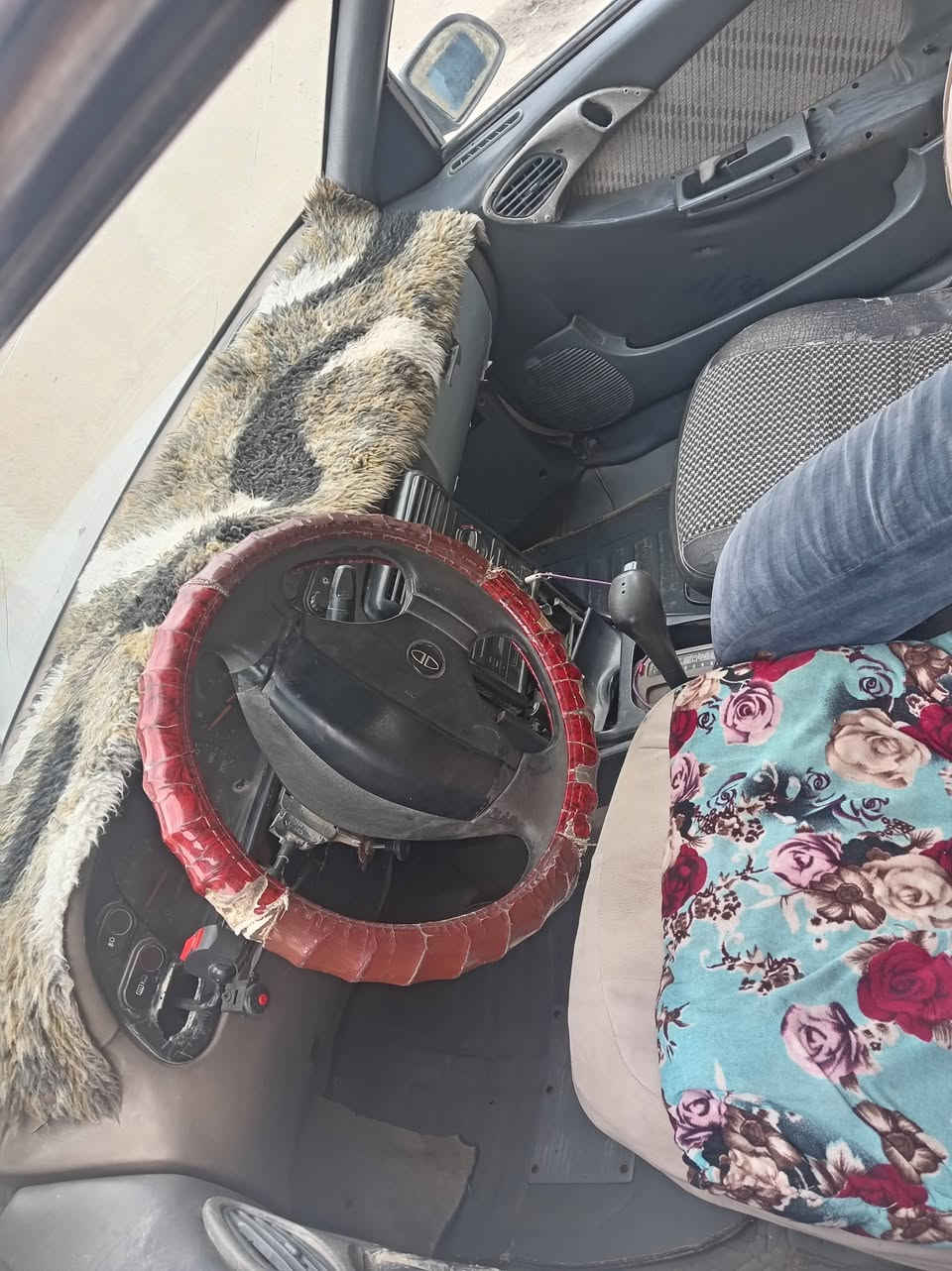 السلام عليكم للبيع أو مراوس دايو سبرو مكينه وكير كورله نضاف حدادته جديده تخم تاير كهربئياته كله شغاله رقم قادسيه مشروع وطني راعيه يمي شرط التحويل سعر 15 وبيه مجال كلش قليل مكان سياره بصره قضاء المدينه استفسار اتصل ***********
