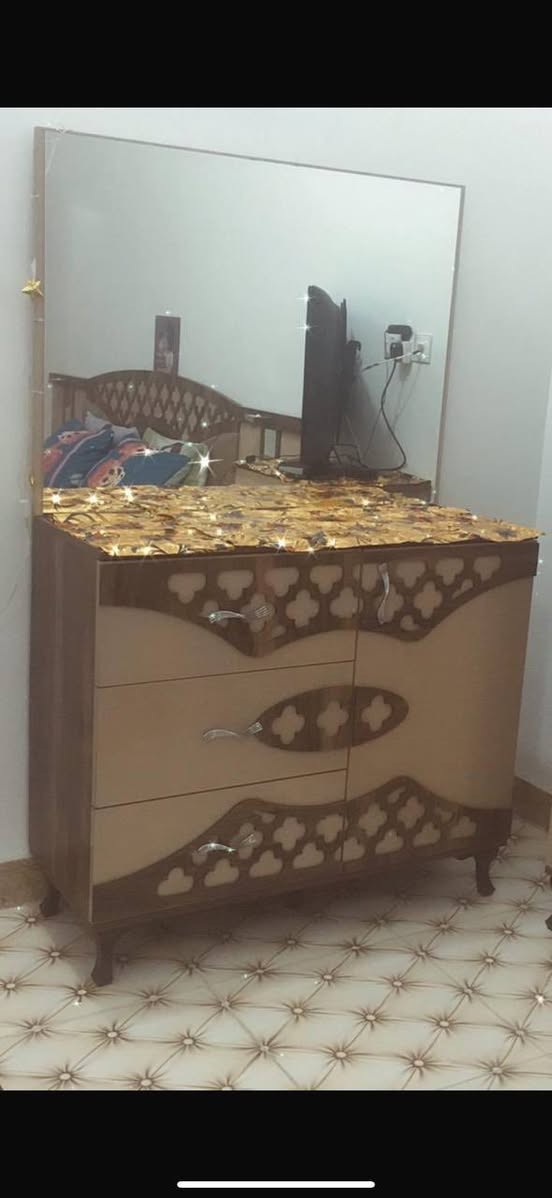 غرفه تركي للبيع باب اول 
قويه تحتاج تصليحات بسيطه بالسكك مال الكنتور 
الباقي نظافه ١٠٠/٨٠ خشبه التركي القوي 
بيع مستعجل سعر ١٥٠ بلاش والله 
التواصل خاص


**إذا كنت صاحب هذا الإعلان وتريد حذفه لأي سبب، رجاءا أرسل رسالة إلى الدعم الفني**