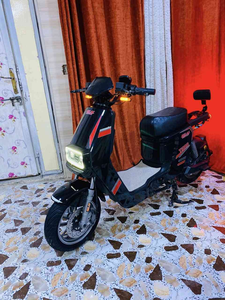 سلام عليكم عني دراجه شحن                                                             اربع سرع  خمسه بطاريات دبل.                                                            دراجه نضيف  سعر خاص.                                                     الرقم ***********
