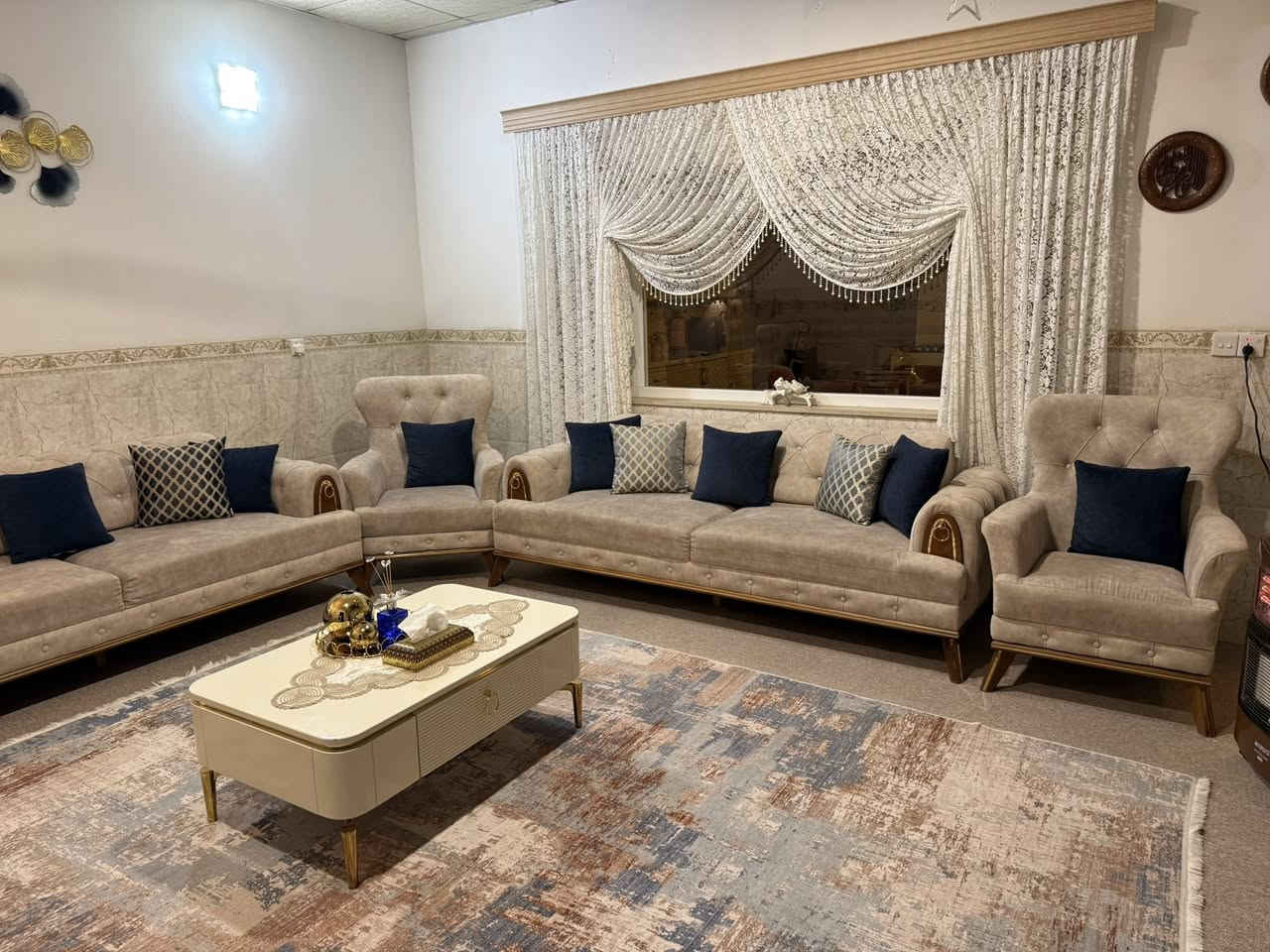 السلام عليكم 
طخم للبيع نظيف كلش وقليل مستعمل 
مع سيت طبله وسطيه طبلات مدرج مع ميز تلفزيون
مخفوره 2 ونص *3 ونص 
ساعه معدن
تيبلامب 
الاسعار خاص الاتصال على الرقم واتساب 
***********
