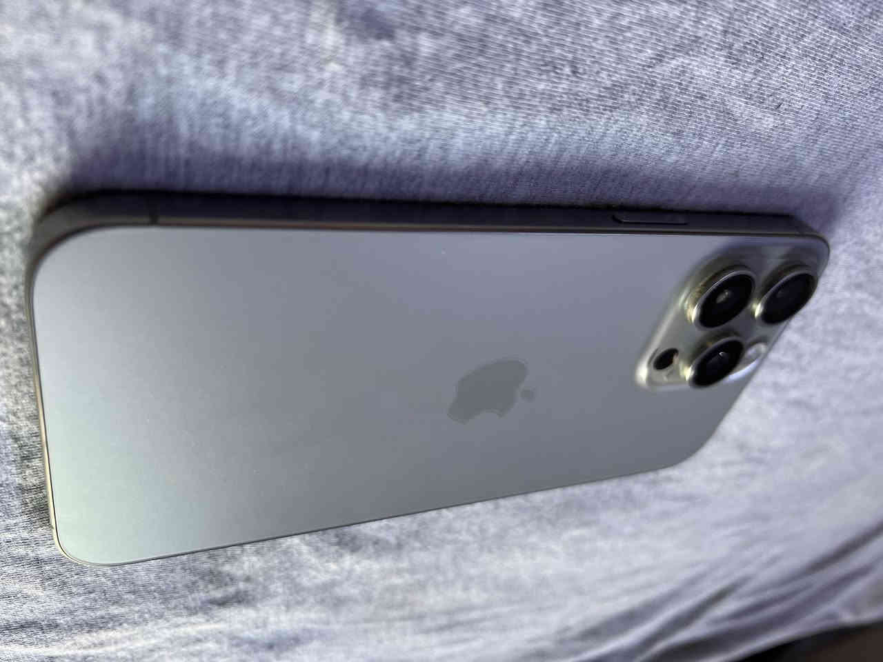 ايفون 15 برو ماكس سعر 550 قفله 
جهاز ذاكر 256 
بطاريه89
مكاني بغداد *********** 
مبدل شاشه وتخطي
