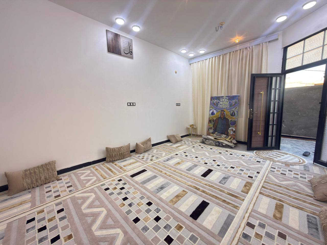 دار زراعي للبيع مساحه ١٨٠م في منطقة الصخيين بعد جسر يبعد عن الحولي ٨٠م بناء درجه أولى بناء طابوق وسقف كونكريت عالي عن شارع شارعه ١٠م تصميم نضامي 
يتكون من غرفتين وديوانيه كبيره وصاله ومطبخ وصحيات داخليه وخارجيه ستاره ٢ م وسطح شتايكر وبيبان وشبابيك تفصال درجه اولى 
خدمات ماء وكهرباء ومدارس
لل استفسار اتصل على 
***********
