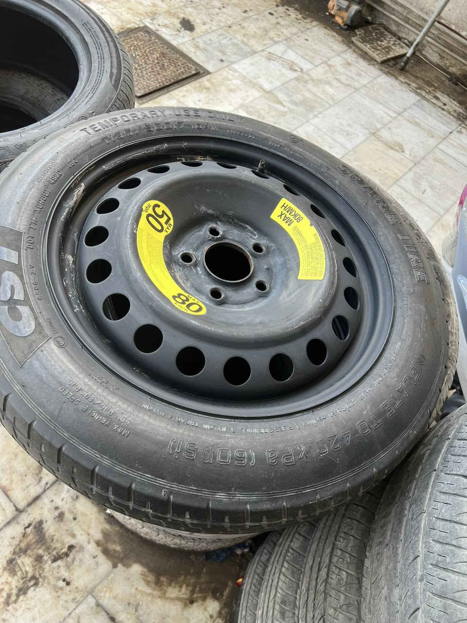 السلام عليكم عندي زوج تايرات مستعمل نضيف كومهو كوري انتاج 24_وعندي سبير نضيف طوارى سعر الزوج 50الف وكلهن شلع ب 75 سبير وتايرات مكاني بغداد بلديات ***********
