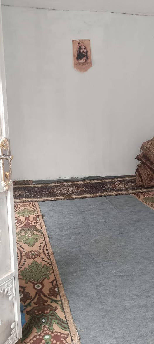 السلام عليكم دار للبيع قرب حي مهندسين يم مدرسة بغداد مساحته 185 عباره غرفتين وصاله وبراني وحمامات اثنين ومطبخ وطارمه الاستفسار ***********
