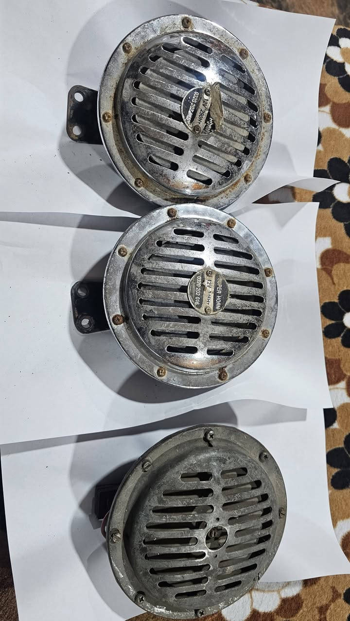 اخوان سلام عليكم عندي هاي هورنات بوش عدد ٥ اثنان اصلي والباقي ما اعرف صناعتهن وهذا طاط كوري اصلي اربع دكات بي للبيع اتصال ***********
