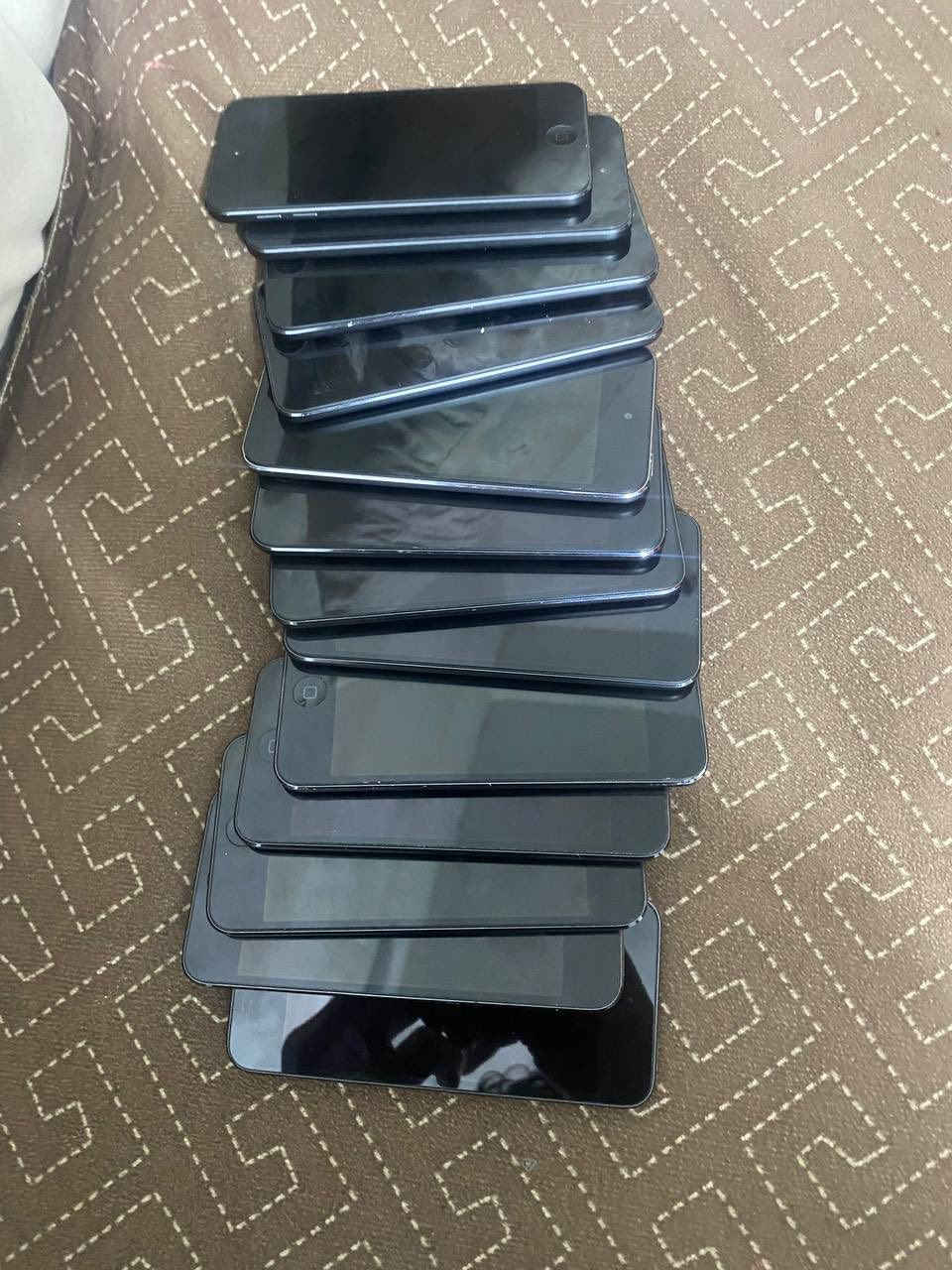 السلام عليكم عندي ذني الاجهزه  13 جهاز ايبود كلهن نضيفات وشغالات وآيبادات ساسمونك عدد 2 كلهن ب250الف كلهن شغالات ونضيفات ***********مكاني بغداد دوره
