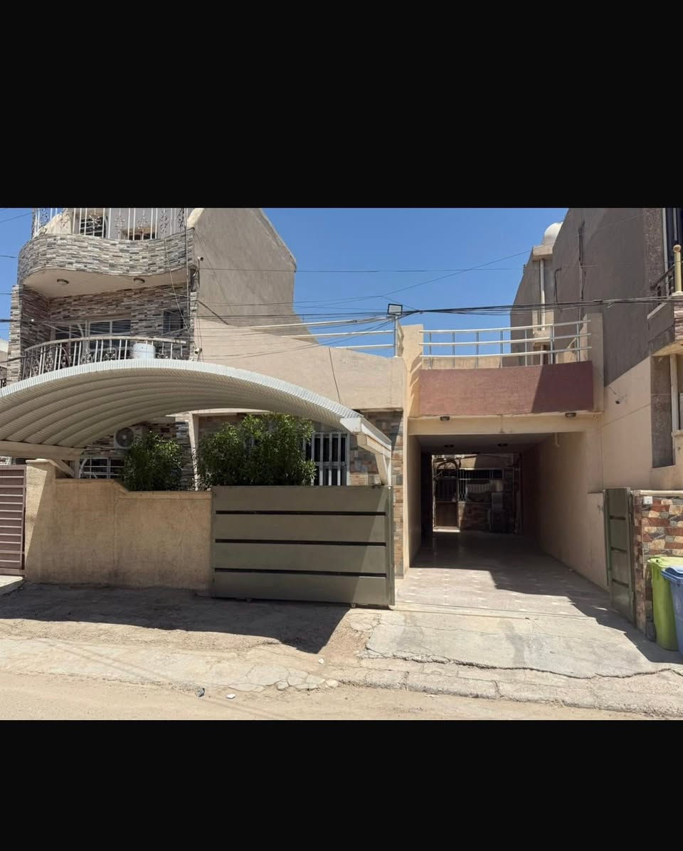 اعلان 🏠
✅بيت للبيع مساحه ٢٢٥م
 ✅واجهه ٨م 
✅نزال٢٥م 
✅خلف ١٢م في الدوره /جمعيه خير الله 
✅موقع ممتاز 
✅على شارعين يتكون الطابق الاول من مطبخ حار وبارد وغرفه معيشه وغرفه للضيوف وصحيات عدد ٢ مع غرفه نوم ومنور 

✅الطابق الثاني ٣ غرف نوم مع حمام واحد للتواصل والاستفسار الاتصال على الرقم 
*********** 
ابو يوسف

