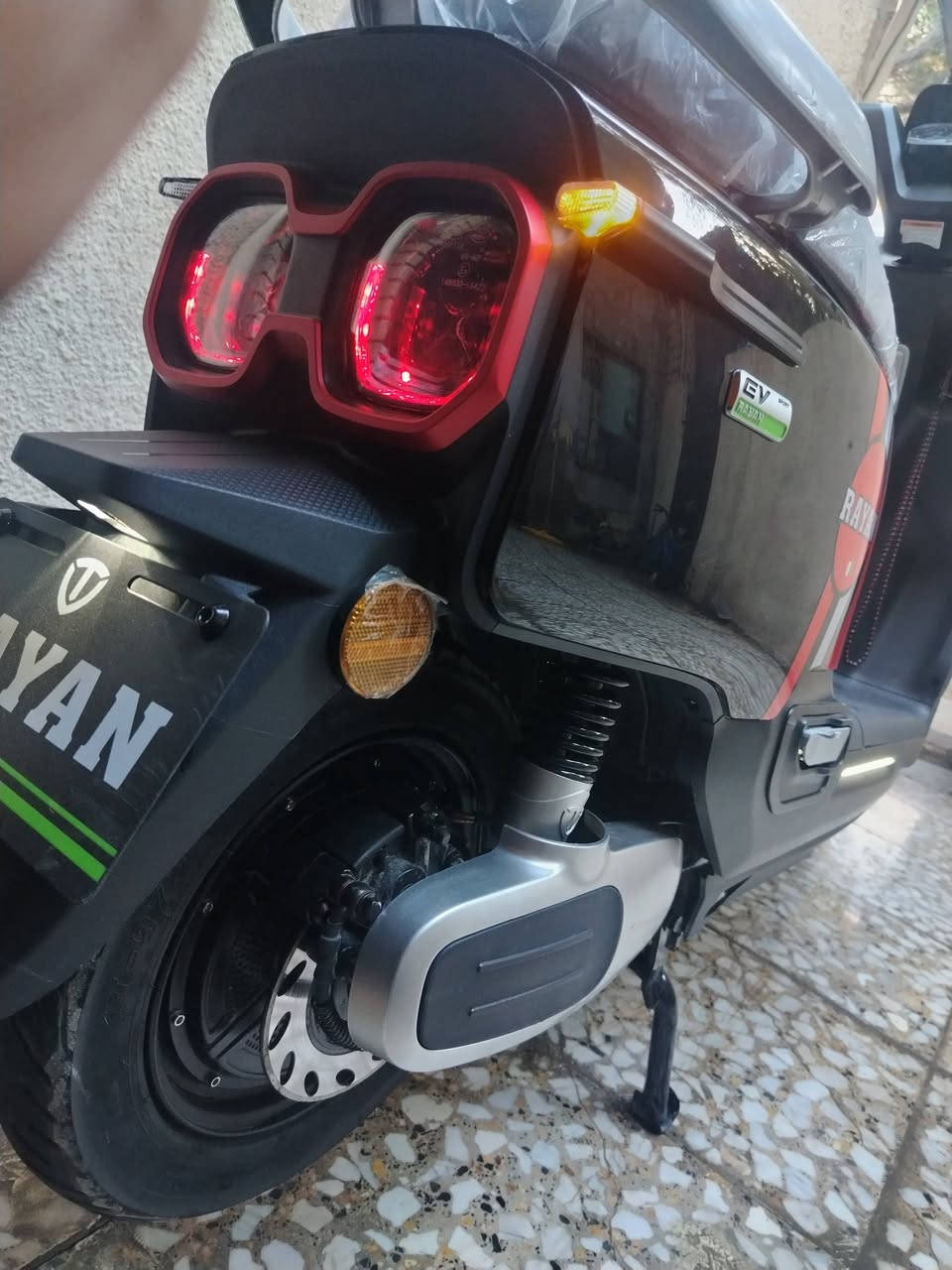 السلام عليكم
 دراجه شحن الريان ام عيون  موديل 25 شركة TAiLG الدراجه جديده بمعنه الكلمه مكفولهه من الشخط  استخدام داخل المنطقه فقط  ليبلات الشركه بعدهم بيهه
٣ سرع
تشغيل عن بعد بصمه 
شحن سريع منفد يو اس بي
مكان الدراجه بغداد الغدير  قرب ساحة ميسلون
السعر ٧٧٥ والله بل قصد ماخده اني  ع الماستر  صايره عليه ب 1،330
وبل عافيه ع الياخده
***********
