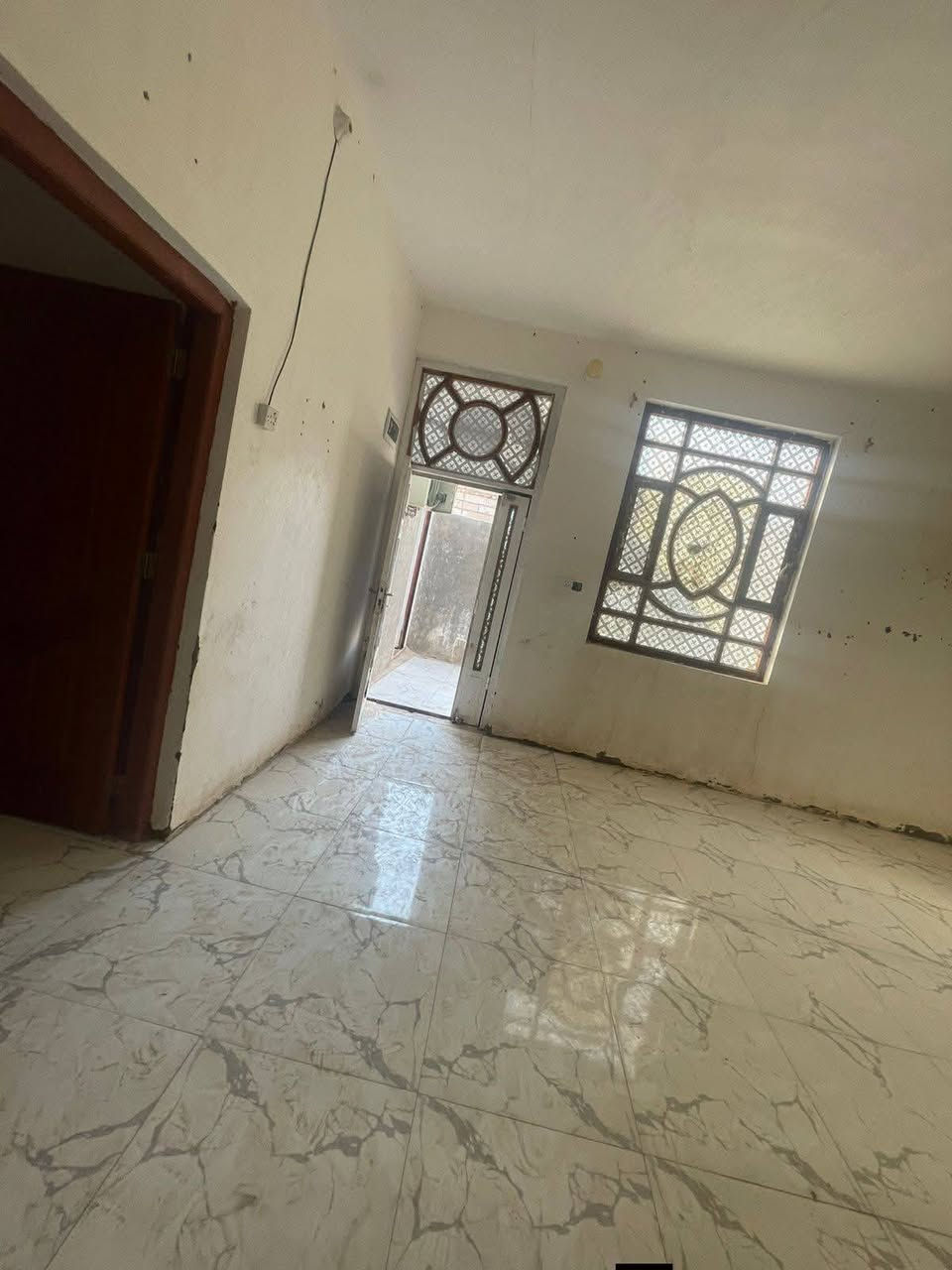 بيت مساحة 100 م ركن علئ شارعين في حي السبل نزله الاولئ قرب مكتب فرطوسي 
بيت طابوك بناء جديد وكامل ماء وكهرباء ومجاري وبنص سكن وبي وصل طابو تطويب وسعره بلاش بـ 28 وبي مجال
لتواصل ***********
