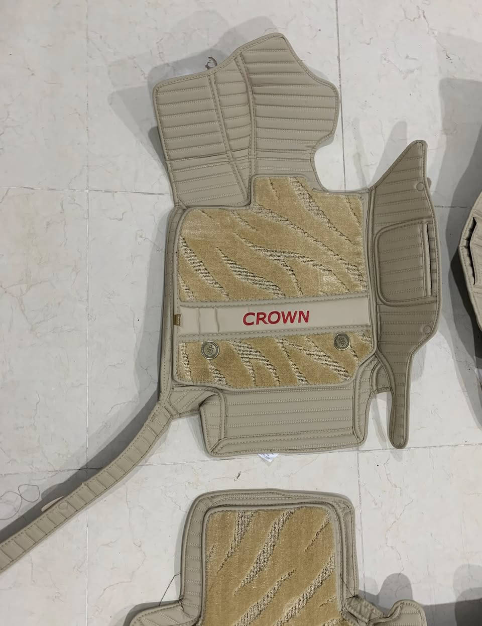 السلام عليكم
من رخصة الادمن الغالي
ارضيات كراون ٢٠٢٣ الى ٢٠٢٥  
ارضيات حوضية جلد و كاربت
مع قطعة الصندوق
جلد اصلي ونوعه ثقيل 
السعر ٨٥ الف
لدينا خدمة توصيل لجميع محافظات


**إذا كنت صاحب هذا الإعلان وتريد حذفه لأي سبب، رجاءا أرسل رسالة إلى الدعم الفني**