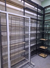 رفوف للبيع ٢٤ متر ×٨  تقريبا ١٩٠ رف عمق ٣٠ حسب ما موضح بالصورة مال محل...