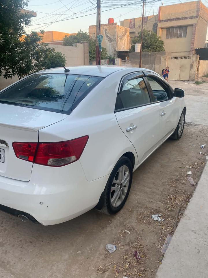 السلام عليكم للبيع سيراتو موديل ١٣،  رقم بابل باسمي بدون صبغ مكفوله عدا بارد قليل بباب الصدر  مثل ما موضح بالسونار  مواصفاته تحكم ستيرن جهتين مع شفتات ، مري شفط مع اشاير  وحساسات خلفيه مع صالنصه رياضي مكان السياره بابل  المركز 
السعر ١١٣ وببه مجال قليل جدا  
للتواصل ***********
