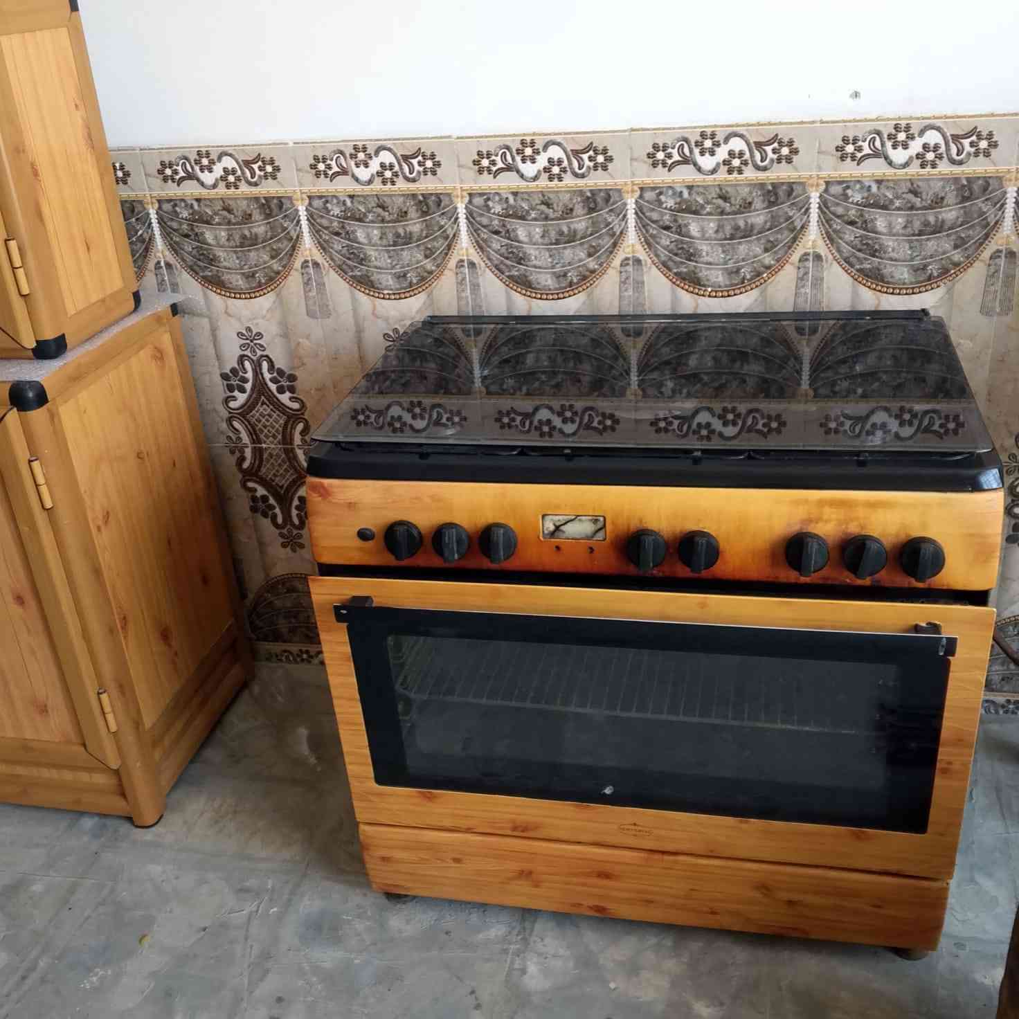 كاونتر مترين ونص مع ملحق صغير  وطباخ  احطاطه 
السعر
 الكاونتر 350الف 
الطباخ 150الف 
***********
