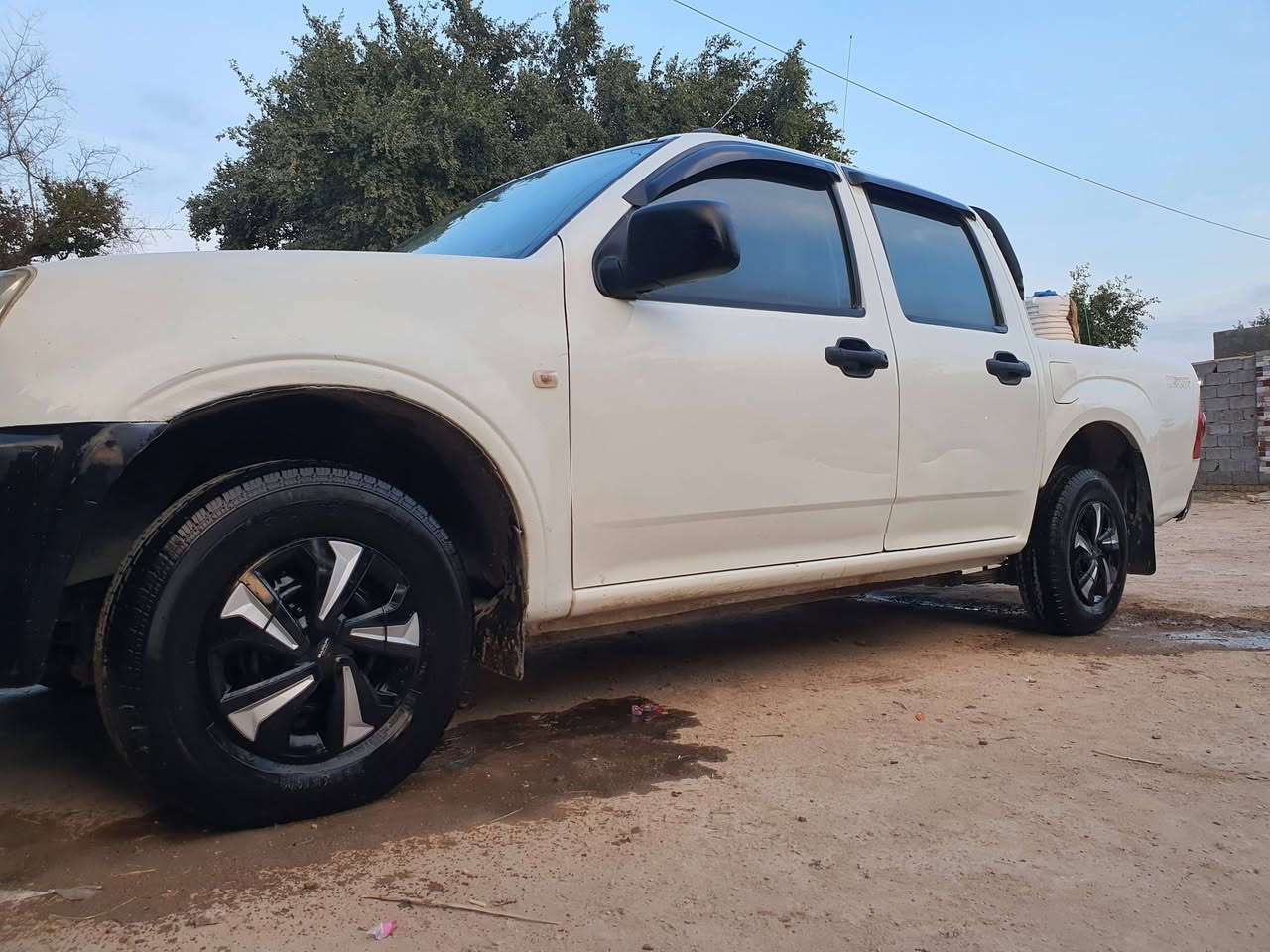 السلام عليكم
بيك اب ازوزه ياباني وارد خليجي 
موديل 2007 محور ونجي 4 السعر 50 
ذي قار النصر ***********
