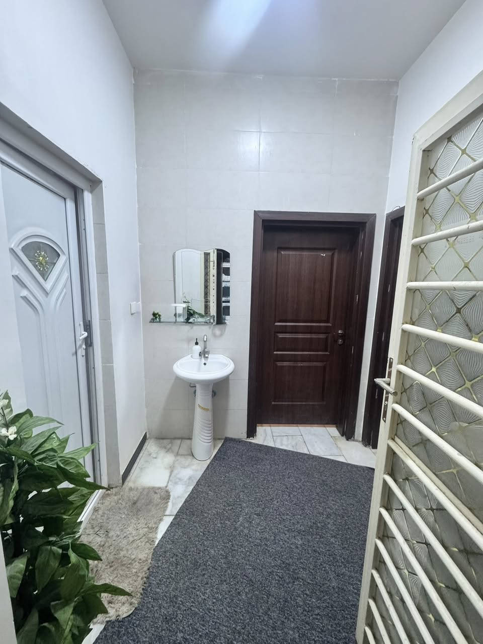 يتوفر دار للبيع في مجمع المختار السكني الكوفة/ شارع المعمل.
سنتر المجمع ركن 
                      على شارعين 15 
              ‼️ يصلح مجمع طبي ‼️ 

         مطلوب للمصرف 100  مليون 

                  🔥🔥 نموذجي  🔥🔥

                       ديكورات حديثة 

⚡⚡كهرباء ٢٤ ساعة وطني ومولدة ⚡⚡

           👮نظام سكيورتي ٢٤ ساعة 👮

            المساحه 226 متر طابقين 

الطابق الاول//يحتوي على غرفة نوم وصاله واستقبال مع مجموعة صحيات ومطبخ حار وبارد وكراج سيارات وحديقة .

الأرضيات مرمر +ديكورات جبسً بورد 

الطابق الثاني// يحتوي على 2 غرفة نوم 

سويت مع صاله +مجموعة صحيات 

                مكتب الكفيل للعقار 

عنوان المكتب// مجمع المختار السكني 

                               //شارع 60 

                 
                      ***********     

واتساب📞***********
