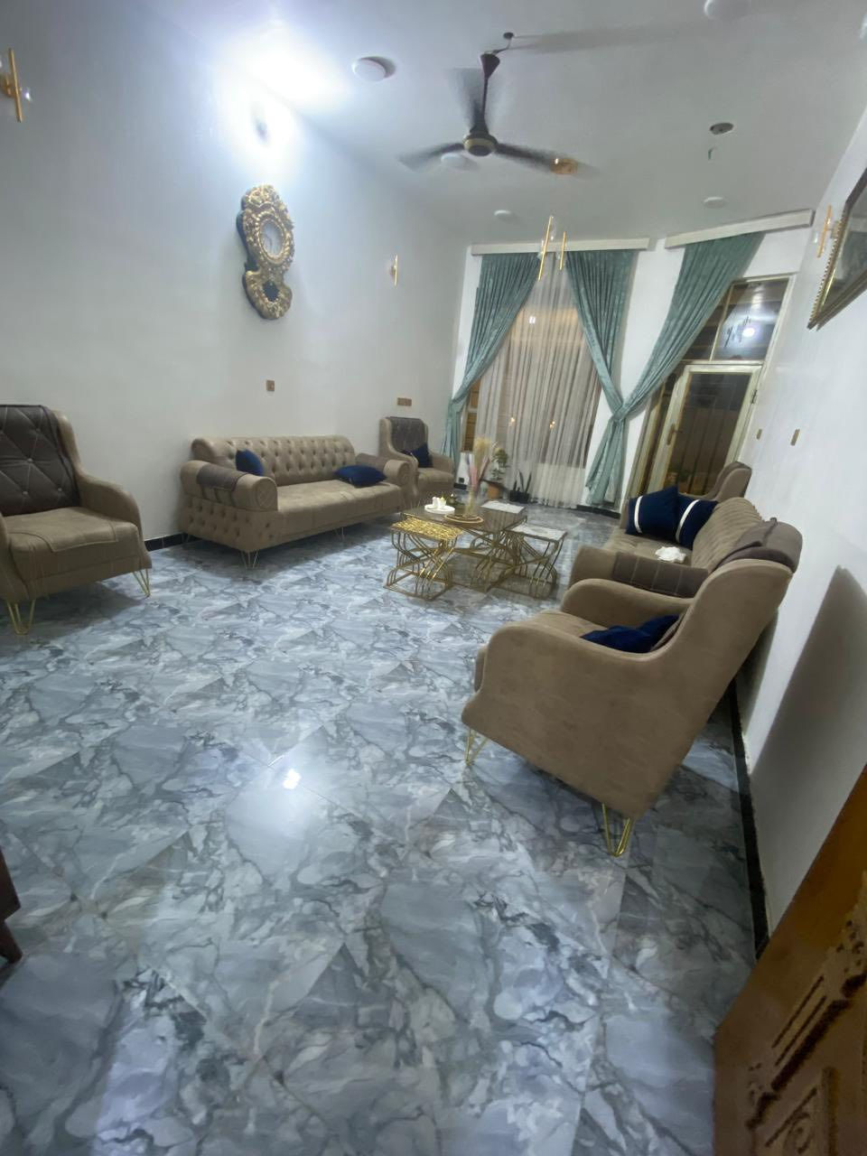 ‏السلام عليكم 
‏🏠 بيت زراعي في المنطقة خلف كراج غسل حسن طماطة على  قرار ١١٧
1️⃣ البيت يتكون من استقبال ومطبخ 
2️⃣الطابق الاول غرفة نوم سويت وصحيات
3️⃣الطابق الثاني ٣  غرف نوم وحده سويت مع صحيات وبيتونه كبيره
4️⃣كراج سياره كبير مع حديقة وصحيات خارجية

السعر خاص اواتصال 👇‬

***********
***********
