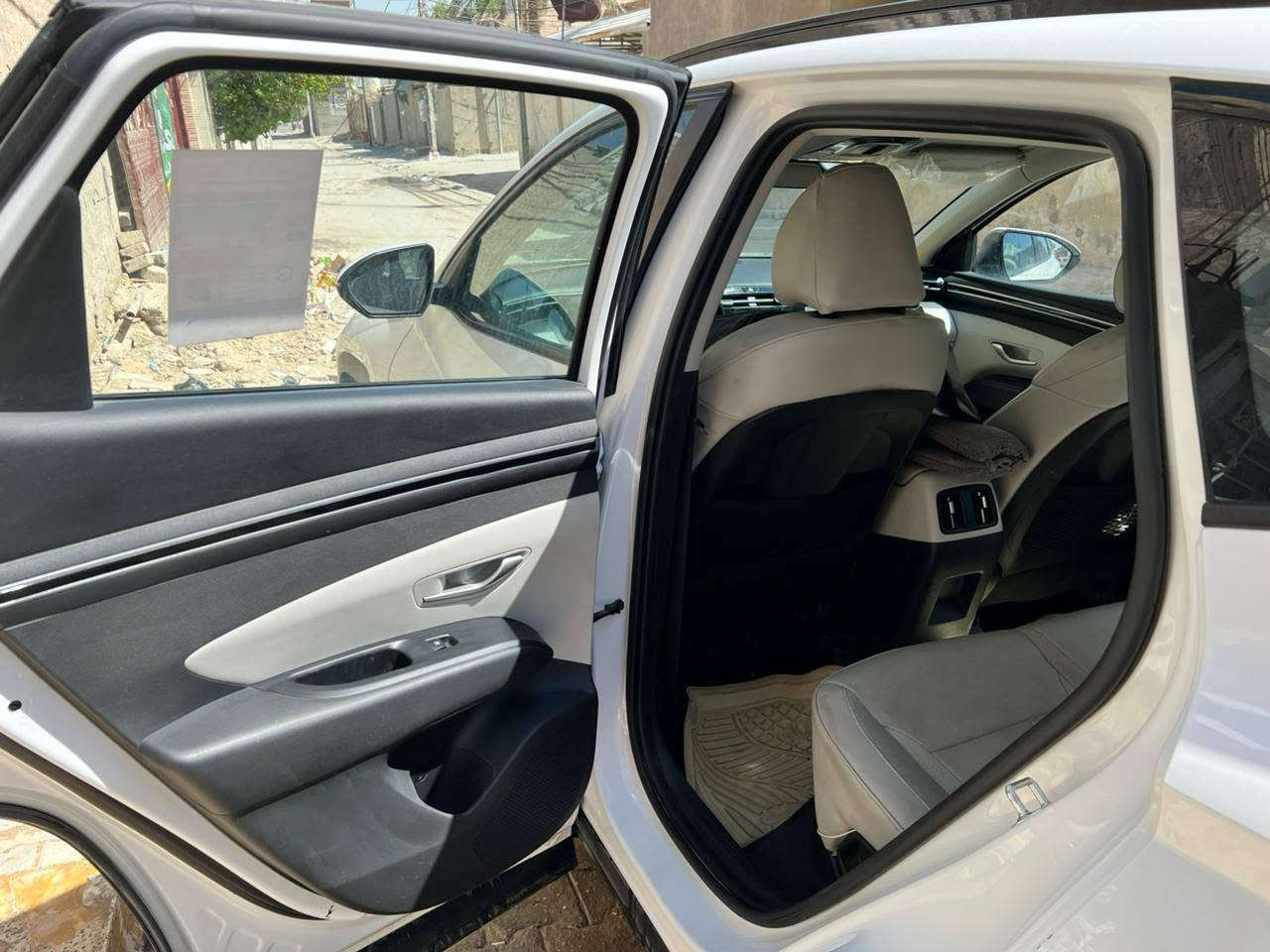 هونداي توكسان ( خليجية ) 2024
فول مواصفات بانوراما
شبر بارد وصدعه بالجاملخ الامامي
ماشية 60 الف km
السيارة جديدة استخدام شخصي 
وبأسمي رقم   بغداد 
حساس امامي وخلفي 
كامرة خلفية
شحن وايرلس لا سلكي
منافذ يو اس بي واوكس
تحكمات استيرن
بصمة ابواب 
ثلاثة انظمة قيادة
مرايا شفط 
نظام ترحيب 
بصمة تشغيل عن بعد
وبيها هواي مواصفات معروفة السعر ٢٢٠ وبيها مجال استفسار اكثر خاص او اتصال ب ***********
