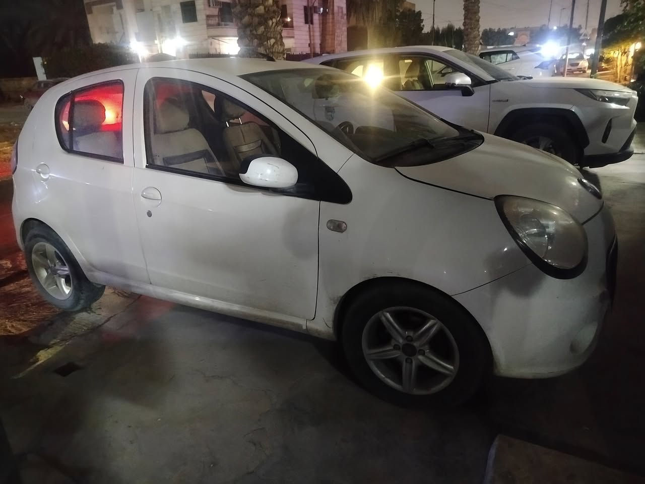 جيلي باندا ١٣ 
نظيفة جدا استخدام جدا قليل 
كلشي بيها بلادي مكفوله من كلشي 
بيها بس هاي طخة جاملغ 
كلشي شغال  تبريد جام كهرباء مري كهرباء ويل كب 
كير و محرك أخو جديد  
الموقع شارع فلسطين 
السيارة متروكه و ينرادلها حمام فقط  
السعر ٥٠ ورقه 
تلفون ***********
السيارة ب اسم والدتي و تحويل ثاني يوم
