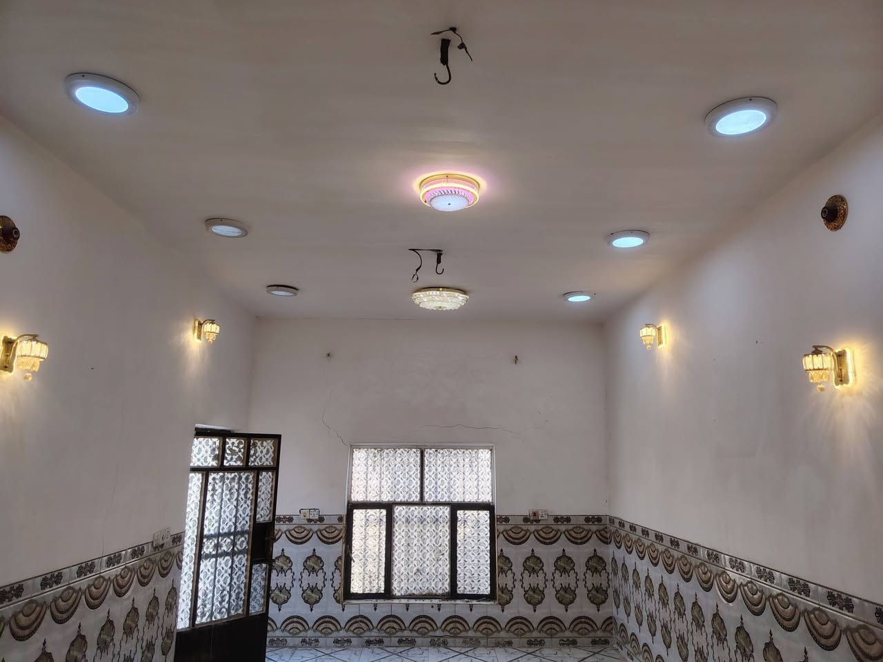 سلام عليكم بيت البيع مساحه ٢٠٠بناءكامل طابو زراعي سند ٢٥تحويل مباشرسهم يحتوي كراج كبير على استقبال مطباخخ
صاله كبيره ٢غرف نوم مامرسداسي اساس لبيت صب
كونكريت
موقع البيت معمل شافعيه قرب مجمع الجوادين
سعر٤٠وقابل لتفاوض
رقم اتصال ***********
***********
