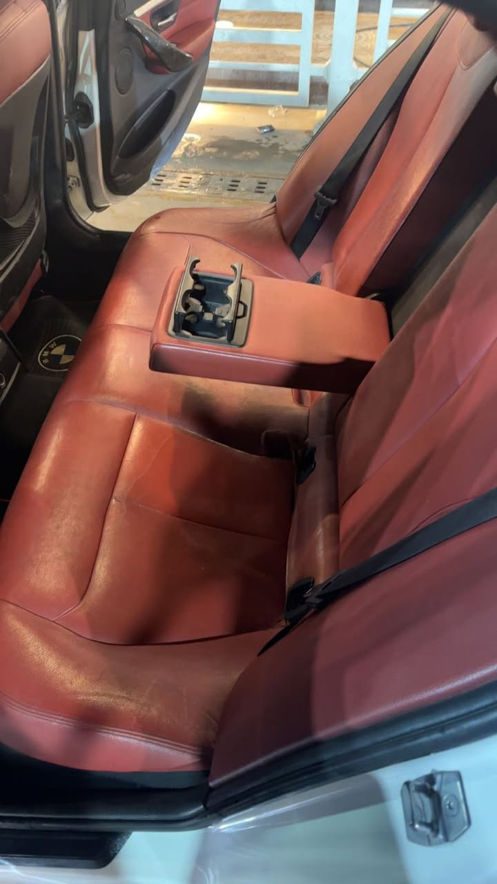 Bmw 2016 328i twin turbo 
بصمة 
كراسي كهرباء + خزن 
داتا شو عرض الزجاجه الاماميه
كشنات تدفئه 
داخل احمر واسود 
كامرا 
حساسات اماميه + خلفيه 
شاشه وماوس 
3 مود للقياده
 

للاستفسار ***********
