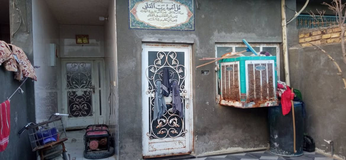 السلام عليكم ورحمه الله وبركاته مشتمل طابقين للبيع طابو صرف قرب مدرسه نزهان الجبوري  يحتوي على گراج سياره ستقبال مطبخ هول غرفة نوم مناور عدد ٢ الطابق الثاني غرف النوم عدد ٢ هول ٨م للاستفسار ***********
