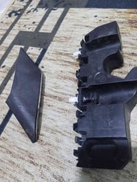 ماسكه اماميه جهه اليمنى قطعه السوده بالتكمه جهه اليسار 07901248780