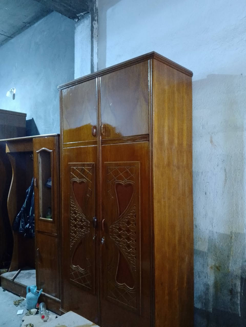 السلام عليكم كنتور 2 باب طابقين نجاره درجه اولى نضافه فول اخو الجديد استخدام قليل  العنوان حله شارع ابو القاسم الرقم *********** واتس
