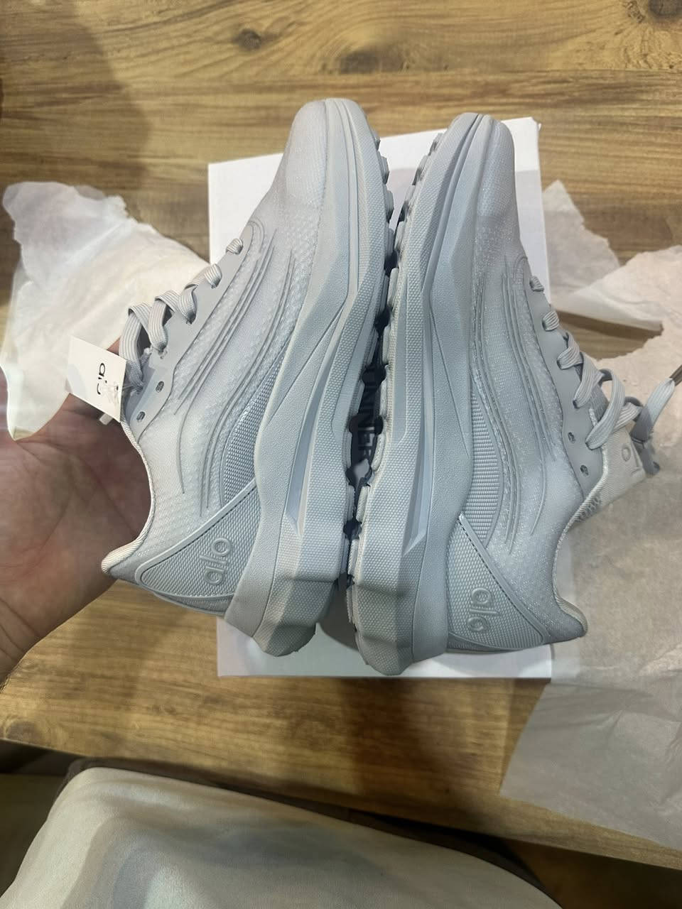 alo
توفرت ماركة alo لون سلفر وبيه ابيض ثلجي
صورة ظالمتها 
وزن ريشة مليان ختومات ومكتوب عليه للركض 
توفرت اكثر من قطعة وقياس للاستفسار رسالة على خاص يجيك تفاصيل كامل 
متوفر توصيل


**إذا كنت صاحب هذا الإعلان وتريد حذفه لأي سبب، رجاءا أرسل رسالة إلى الدعم الفني**