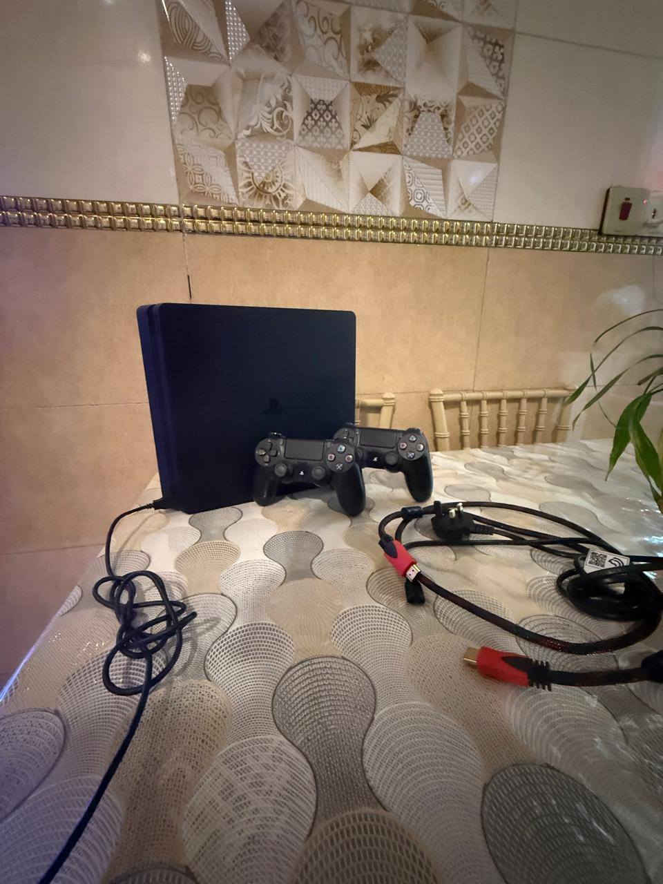 بلي فور سلم مهكر البلي نضيف ما مفتوح لك ستيكر جوستك اصلي وجوستك تجاري ملاحقاته كامله اصليه ما عده الHD بي بيس 2021 الفديو موجود وشوف ال العاب ذاكرته نص تيره سعر 245 وبي مجال مكاني بغداد الشعب رقم***********
