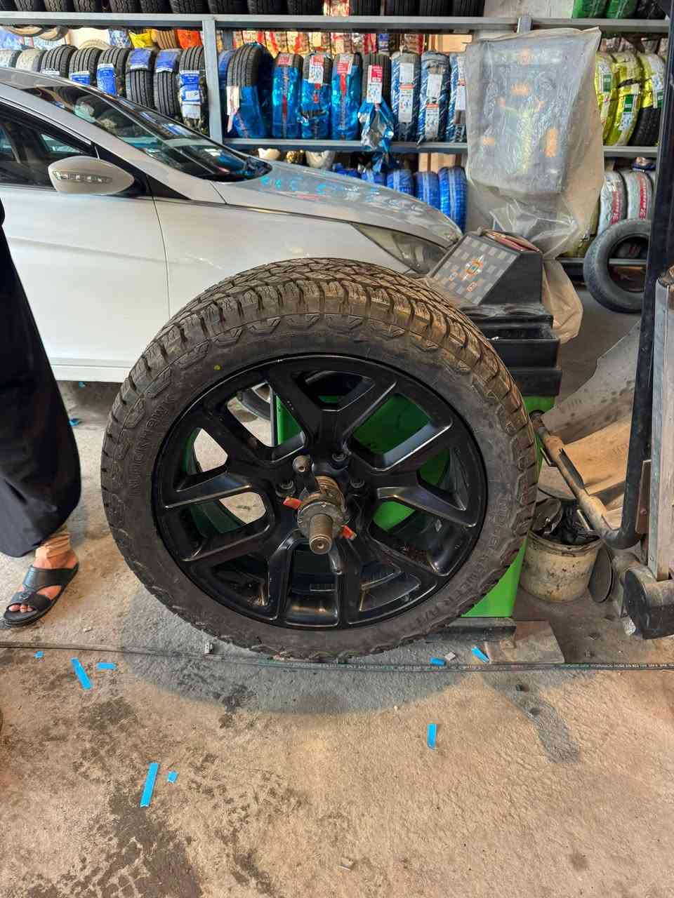 السلام عليكم ... زوج تاير فيتنامي اخو الجديد مشدود شهرين فقط قياس 285/45R22
