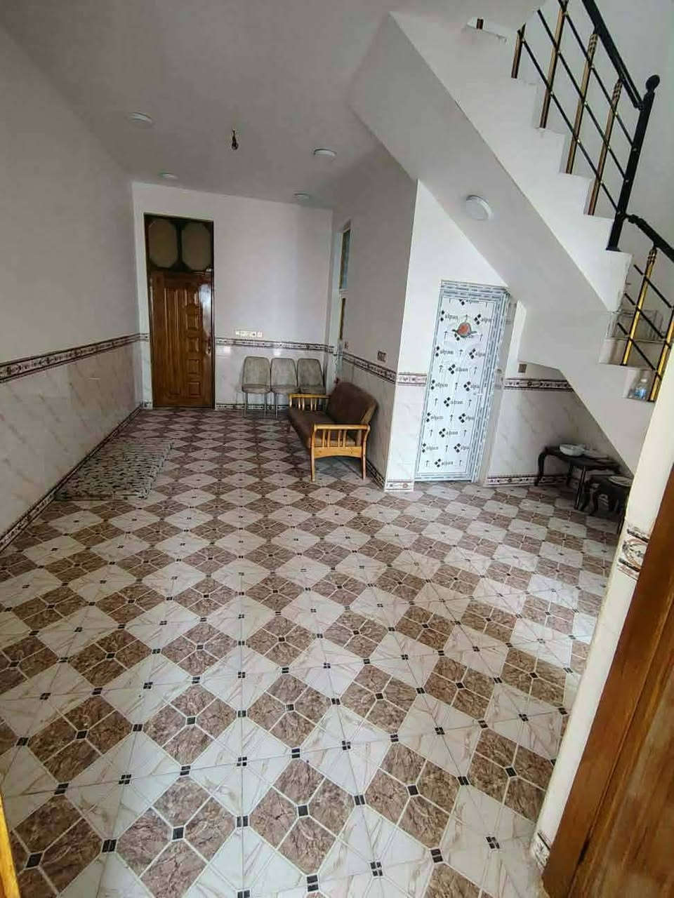 🏡 بيت للبيع شارع 80 جهة كربلاء، فرع لحوم سفينة النجاة.
📐 المساحة: حوالي 100 متر مربع.

📄 نوع العقار: طابو زراعي، سند 25.

🏠 المواصفات:

- طابق ونصف كامل.
- بناء جديد ولم يُسكن.
- غرفتان في الطابق الأرضي وغرفتان في الطابق العلوي.
- صالة وهول.
- مطبخ.
- مجمعان صحيان (حمام ومرافق صحية) في الطابق الأرضي والعلوي.
- لا يوجد أي نقص أو أعمال إكمال مطلوبة.

💰 السعر: 95 مليون دينار عراقي، ويوجد مجال للتفاوض

📞 للاستفسار والاتصال:
***********
