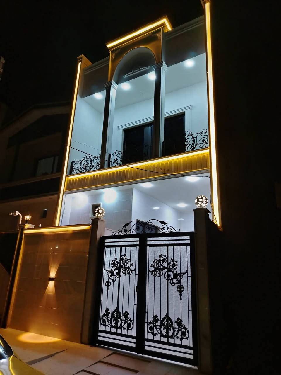 دار   للبيع في حي الشيماء مقاطعه 6

قرب جامع المستغفرين

البيت زيرو

المساحة 100 متر 

الواجهه 5 

العمق 20 

سند طابو زهور شرط التحويل  سند جديد

تستلم البيت  فوري

البناء هندسي VIP

نظام سبالت 

نظام انترنت 

نظام كاميرات 

نظام دكتات 

نظام ستالايت 

نظام غسالات 

يتكون الدار من طابقين 

الطابق الأول يحتوي على غرفة نوم واستقبال وهول ومطبخ وصحيات داخلية وخارجية ومنور 

الطابق الثاني غرفتين نوم وهول وصحيات

للاستفسار الاتصال على الارقام

***********

***********

او مرجعة مكتب نخلة الخليج الكائن في يارمجه الشرقيه
