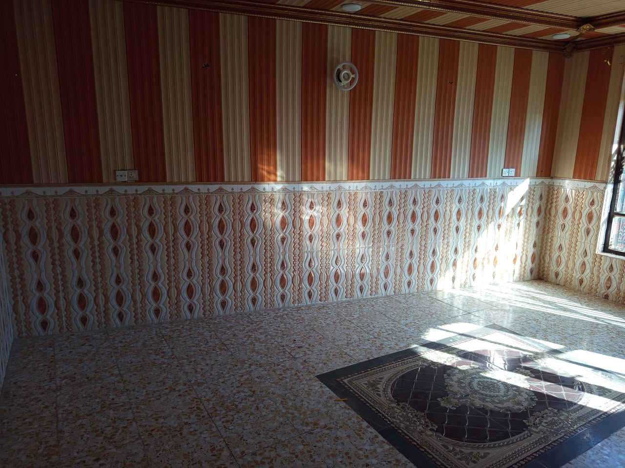 سلام عليكم بيت للبيع لمساحه 200م طابق واحد لبيت بناء حديث لبيت متكون من غرفتين نوم وصاله واستقبال صحيات 
داخليه و خارجيه لعنوان حله ابو غرف قرب حي ابو اسد طالبو 
زراعي سند 25
السعر 95 بي مجال الرقم ***********
