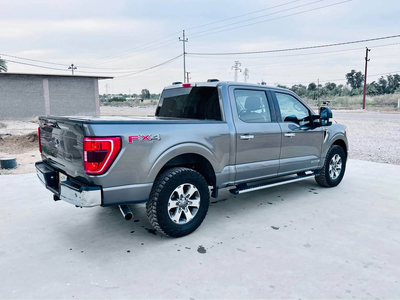 السلام عليكم بيع او مراوس فورد F150 هايبرد موديل 2021 حادث بسيط جداً صور الحادث بالمنشور باب السايق وخلف السايق  السياره جديده بجم كبس وبدون دواخل ايرباك كشن فقط ماشيه 80 الف رقم بغداد بأسمي محرك 6 سلندر حجم 3500 ارغب مكينه مكان السياره المنصور او الدورة
السعر 295  
واتس اب ***********
*********** بغداد, العراق
