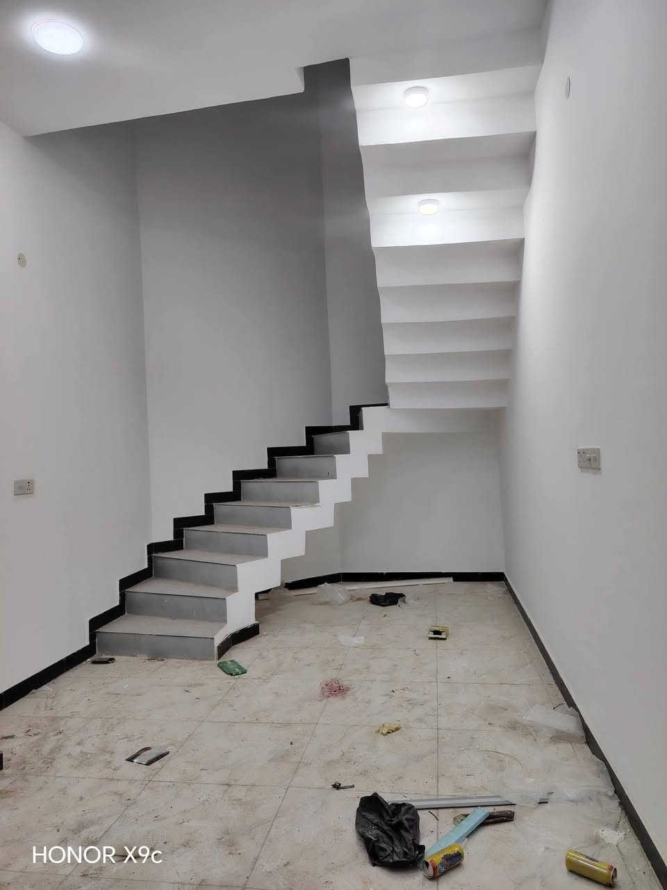 أعلان أعلان 🌷
5منازل سكنيه للبيع بمساحة 100متر🏘🏘
العنوان في الجزيره شارع زين العابدين موقع راقي
يحتوى ع كل دار علـّۓ  
أسقبال،  صاله، مطبخ، غرفتين منام٢، 
صحيات داخلي خارجي،  مناور² 
تستلم تسليم مفتاح جاهز للسكن🔑
بناء حديث ونضام  حديث
 خدمات كامله .ماء كهربا، اناره، شارع9متر 
نوع طابو صرف زراعي بأسم عراقي📜

للأسفسار📲
***********📞
***********📞
