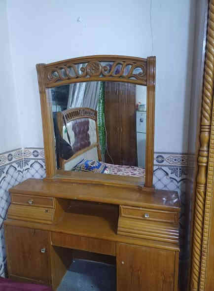 غرفة خشاب عراقي نظافة ٨٥%
جرباية مع ٢كومدي 
كنتور ٥باب
زاوية 
وميز مراية
السعر ٨٥٠الف وبية مجال موقع كربلاء حي الغدير 
***********
